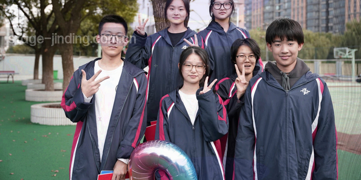 深色底上的金色时间刻度与场次编号方块，示意本月场次按周次依次排布